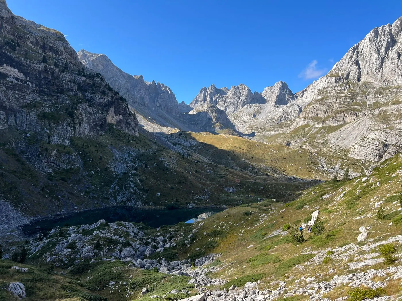 Horské jezero v kamenitém údolí pod vrcholky