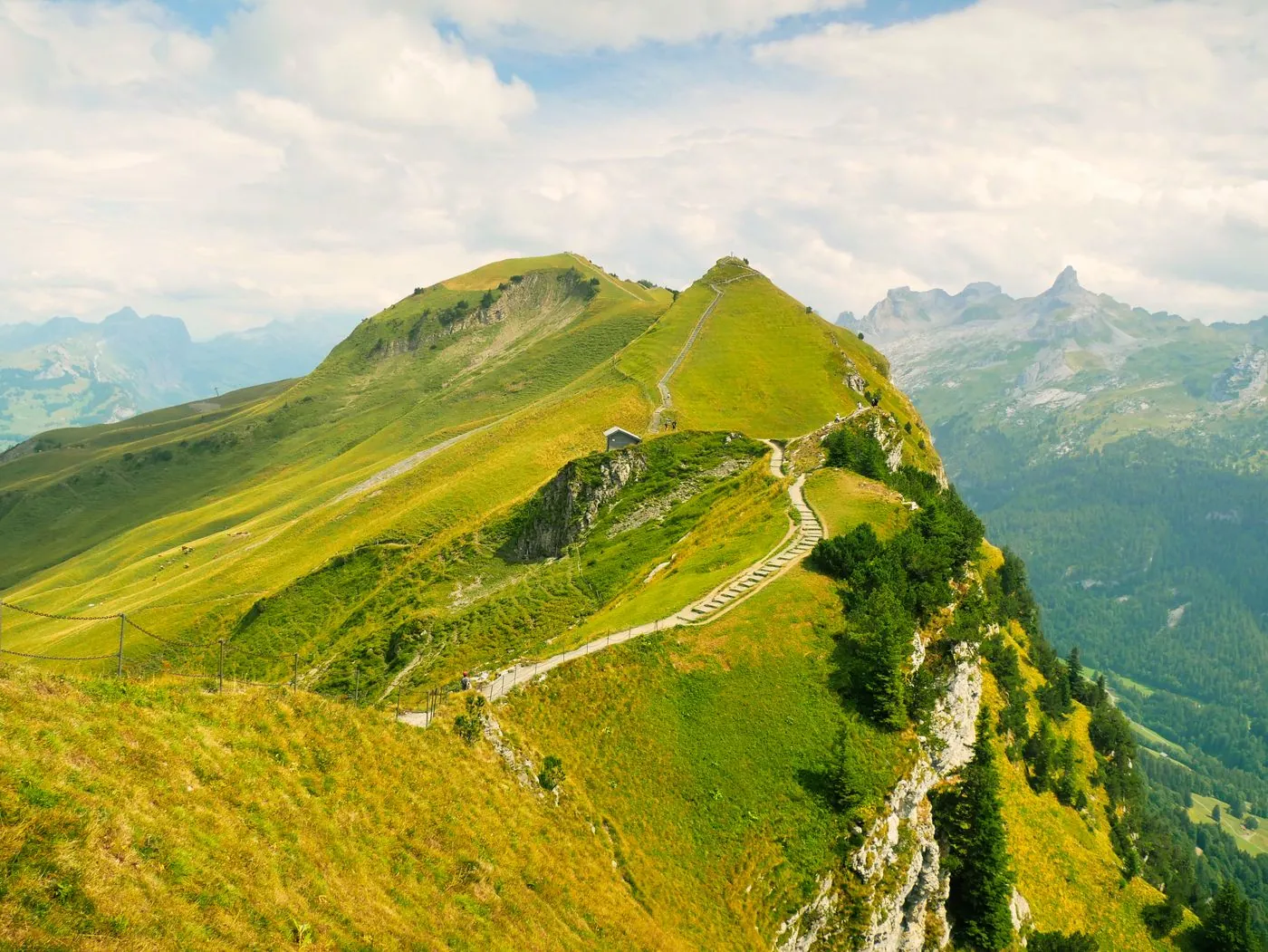 Turistická stezka po zeleném horském hřebeni