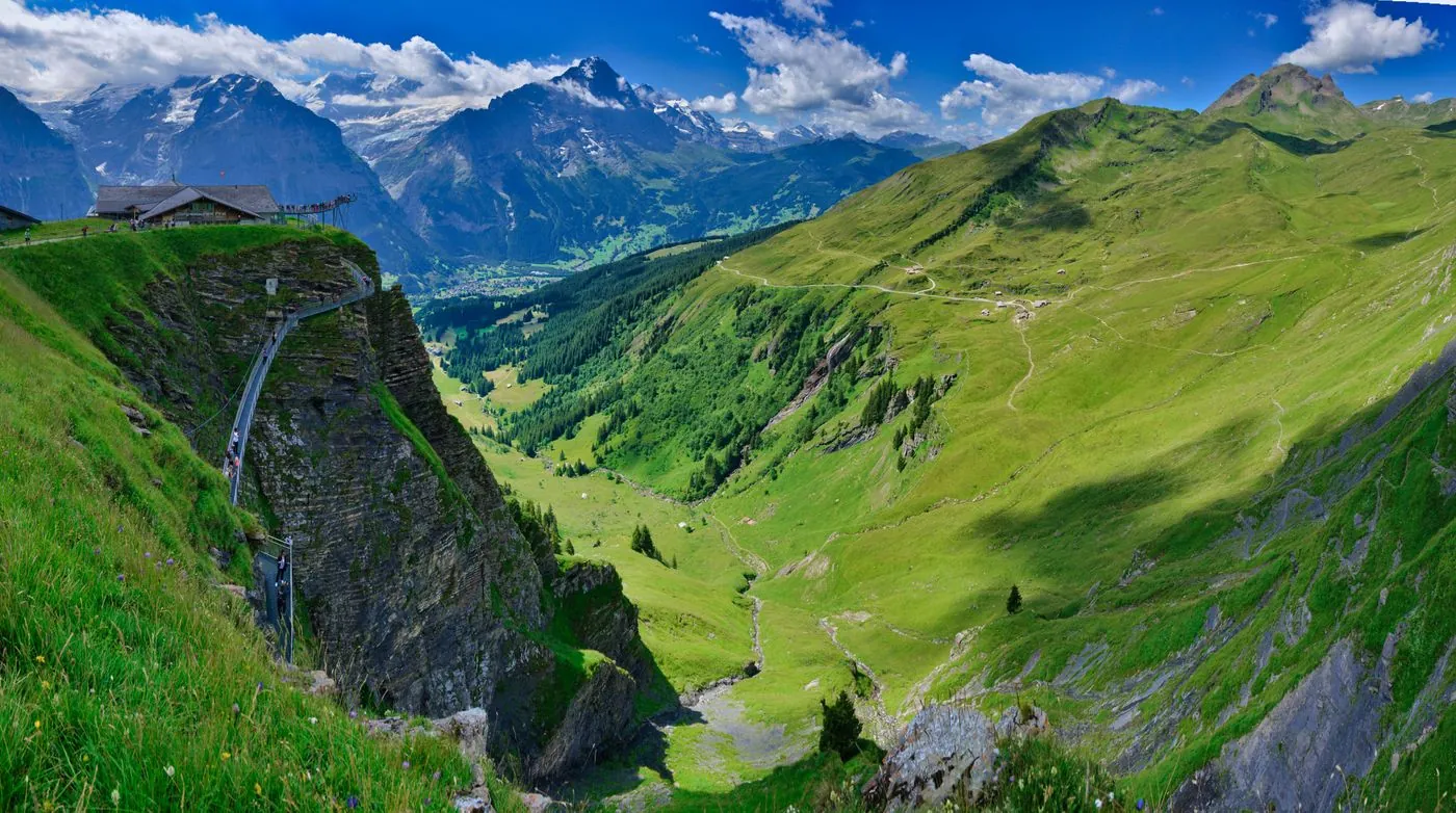 Chata na útesu s výhledem do zeleného údolí