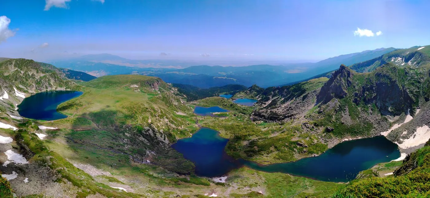 Panorama horských jezer z ptačí perspektivy