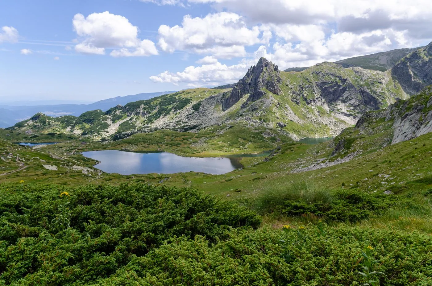 Horské jezero pod skalnatým vrcholem