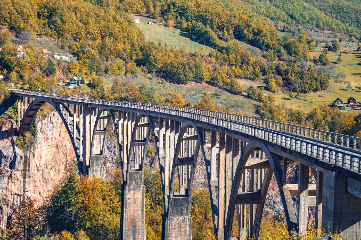 Kamenný viadukt nad podzimně zbarveným kaňonem
