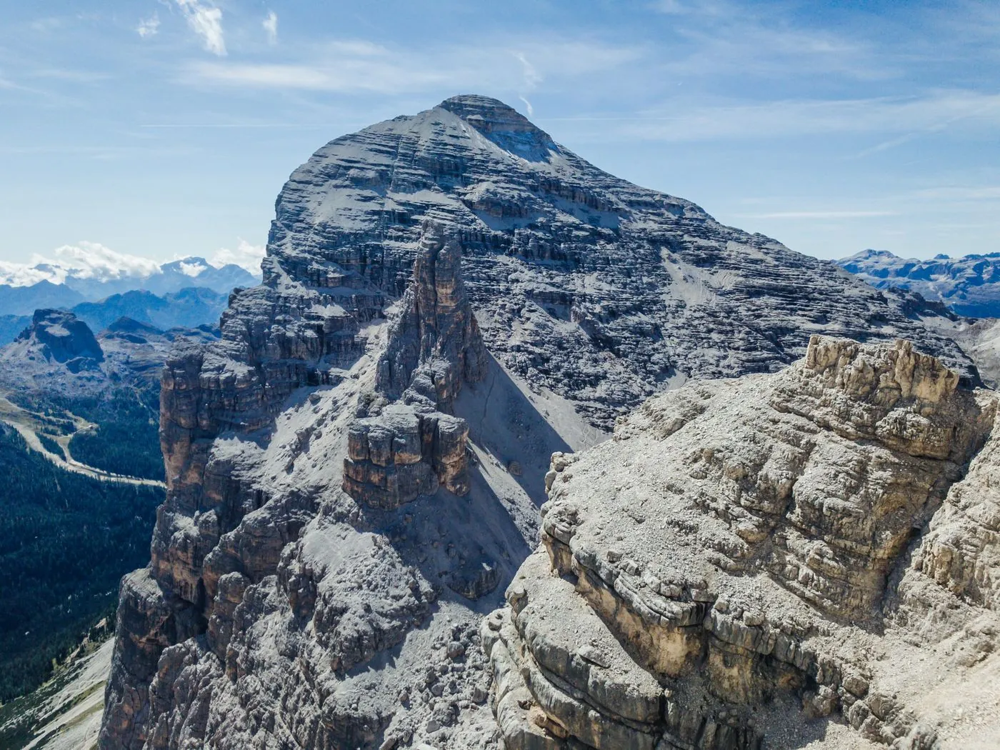 Letecký pohled na skalnaté vrcholy Dolomit