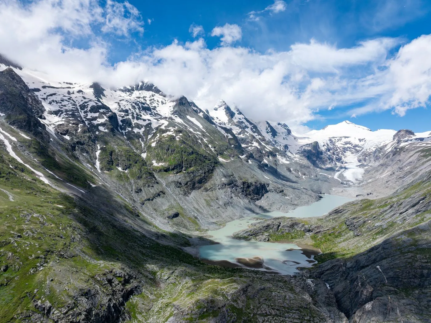 Ledovcové jezero pod skalnatými vrcholy