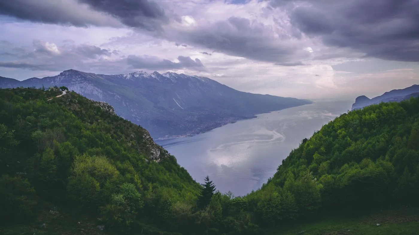 Jezero obklopené zasněženými horami a zelení