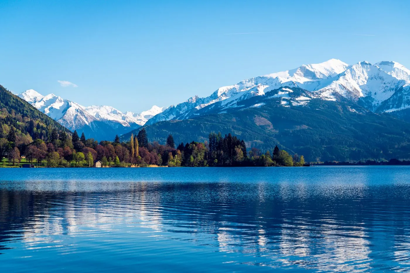 Horské jezero se zrcadlením zasněžených vrcholů