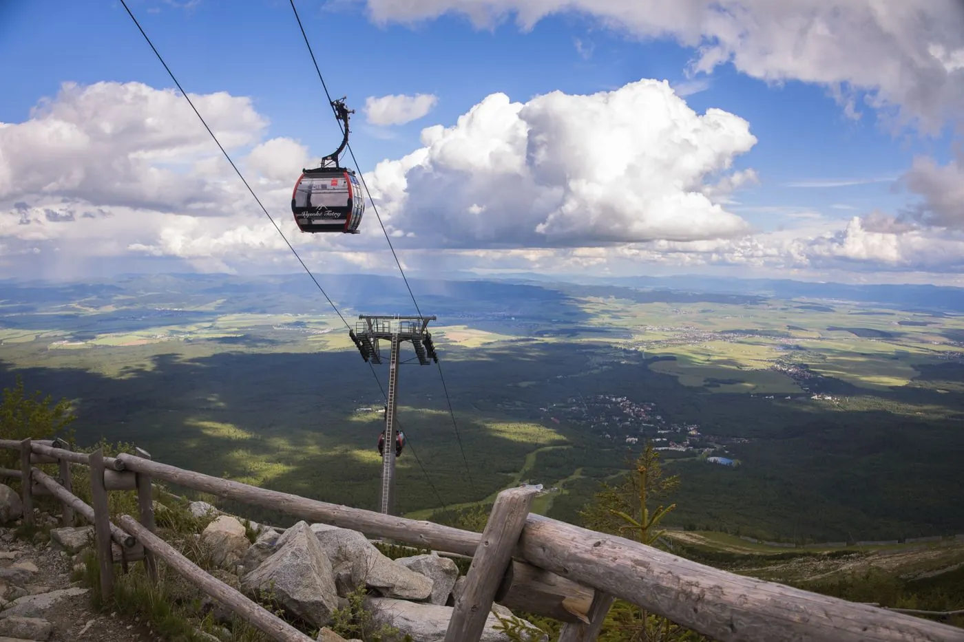 Kabinková lanovka nad zeleným údolím