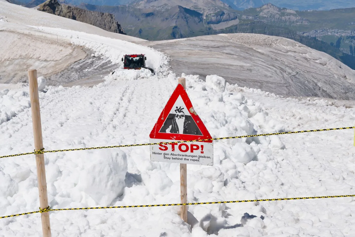Výstražná cedule STOP na zasněženém svahu