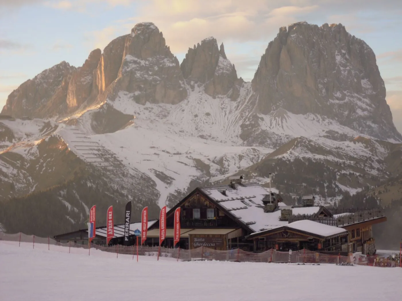 Horská chata pod zasněženými dolomitskými vrcholy