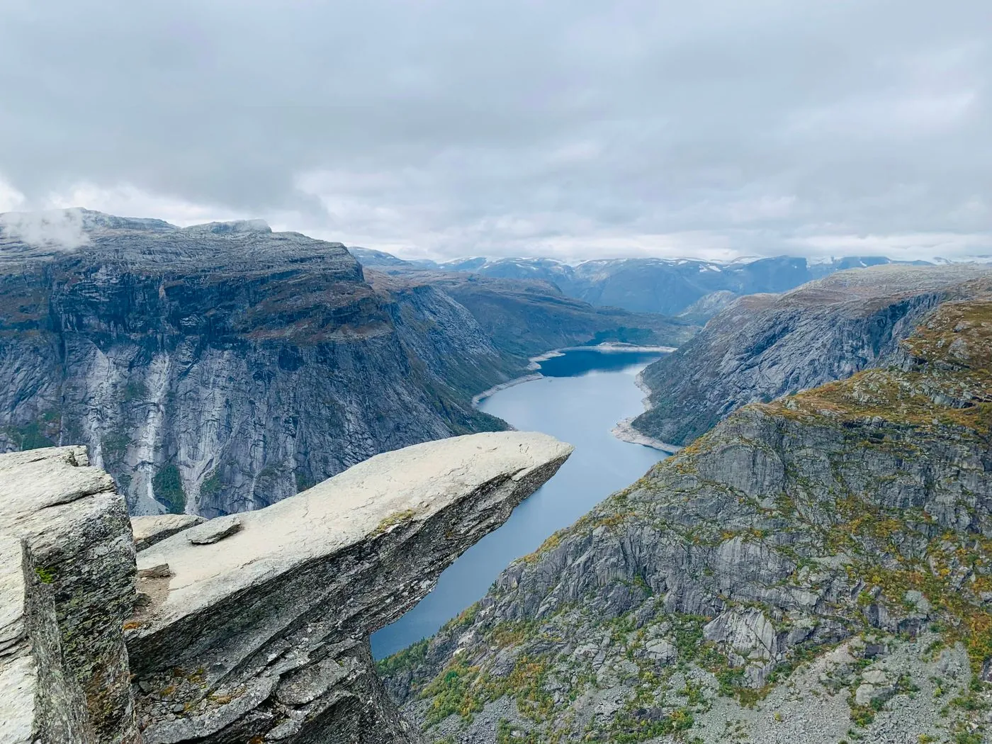 Skalní výběžek nad fjordem obklopeným horami