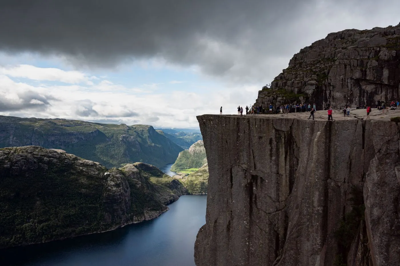 Turisté na vyhlídkové skále nad fjordem