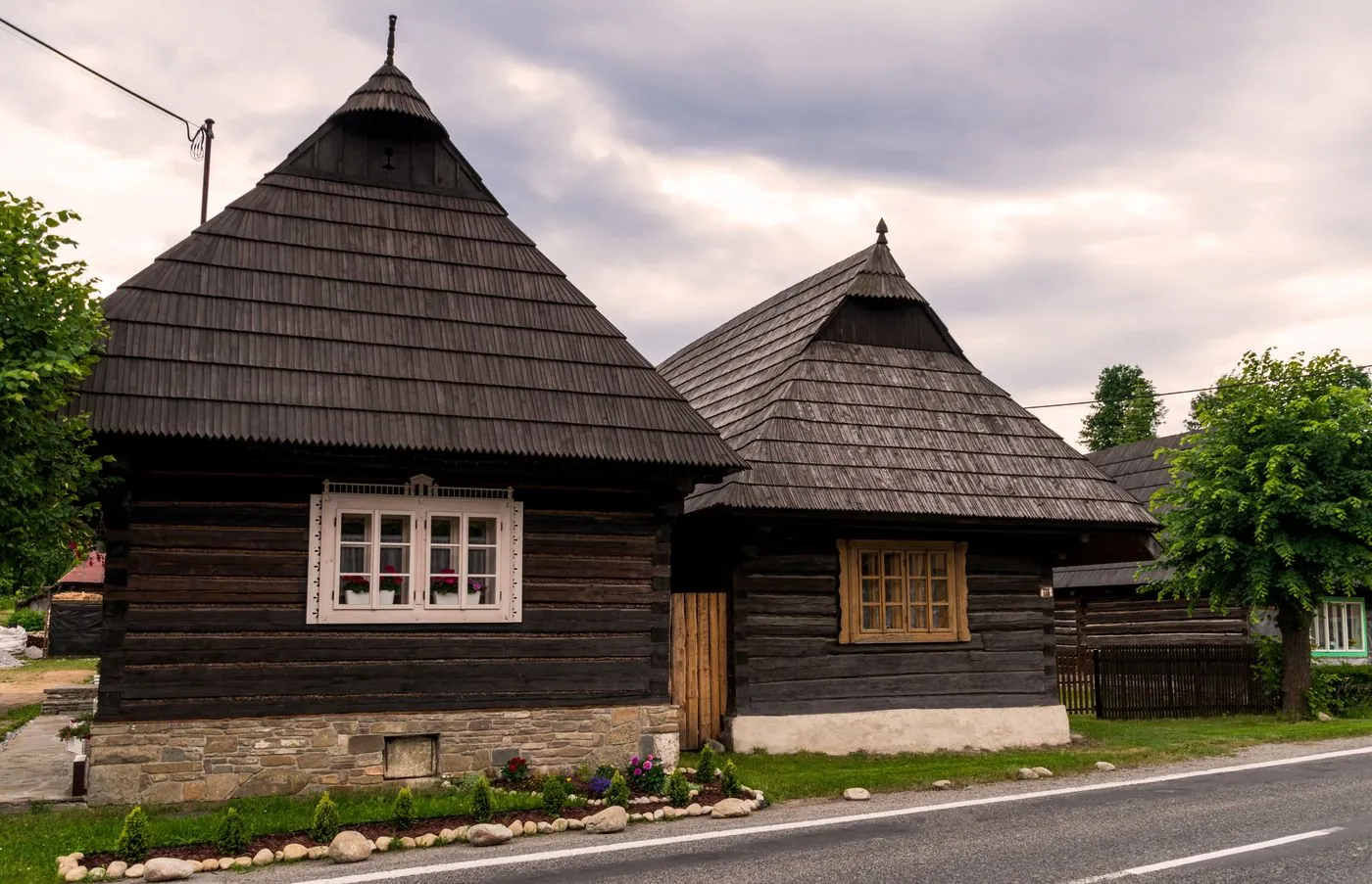 Tradiční roubené chalupy se šindelovou střechou