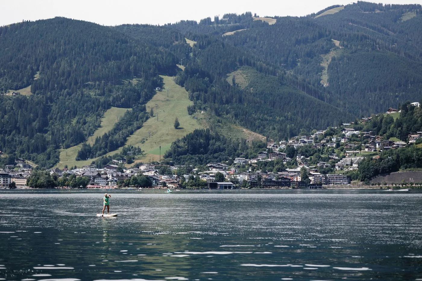 Muž na paddleboardu na horském jezeře