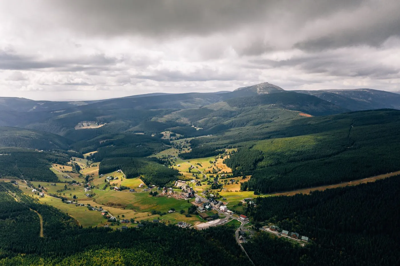 Letecký pohled na zelené údolí s vesnicí