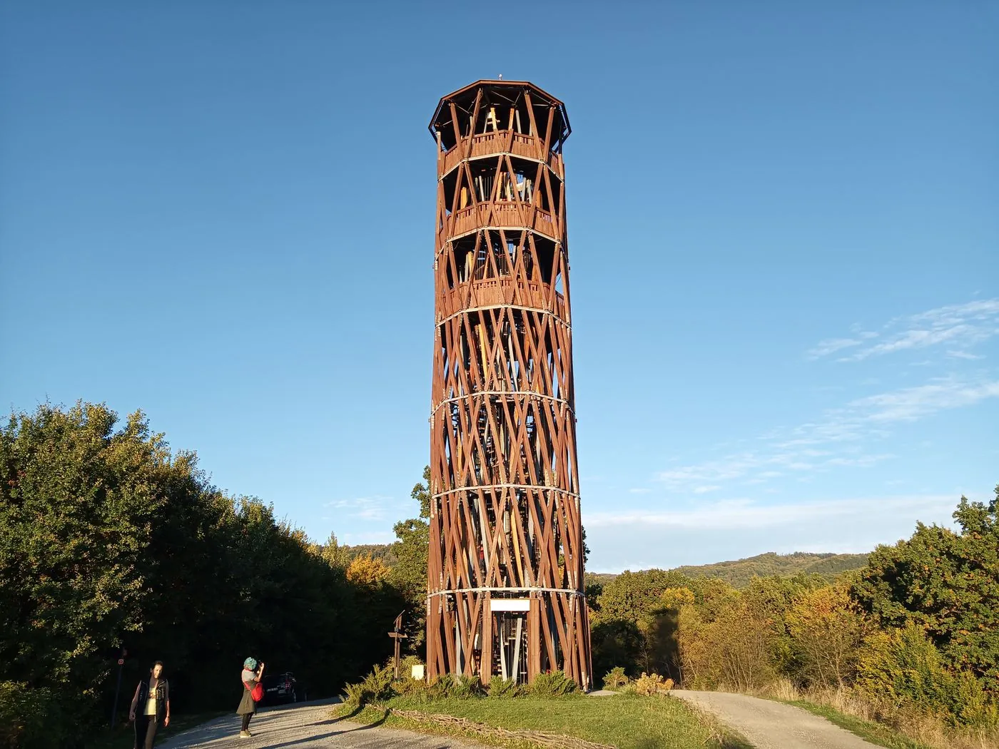 Dřevěná vyhlídková rozhledna na podzimním kopci