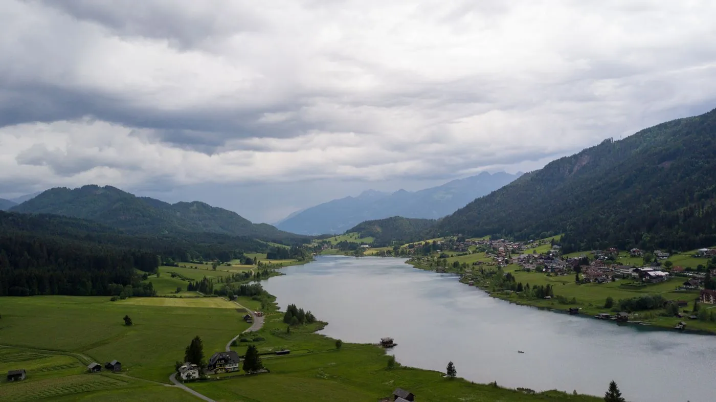 Jezero v zeleném údolí obklopeném horami