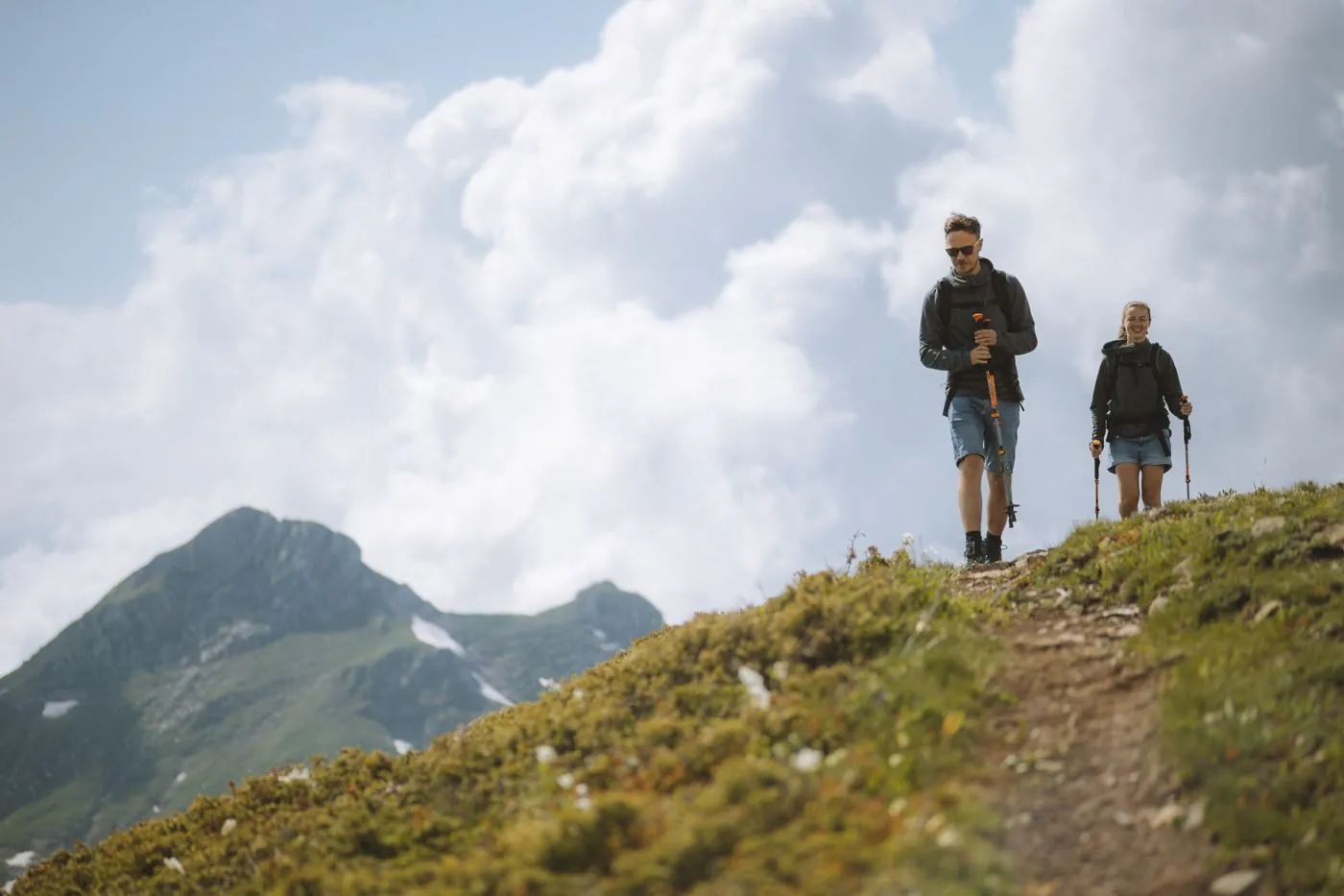 Turisté s trekovými holemi na horském hřebeni