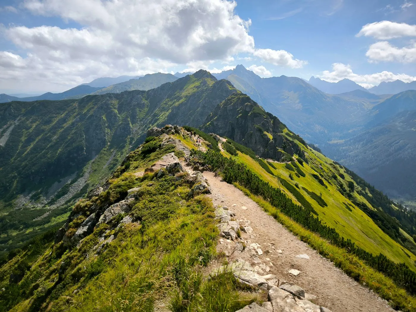 Turistická stezka po hřebeni s výhledem do dálky