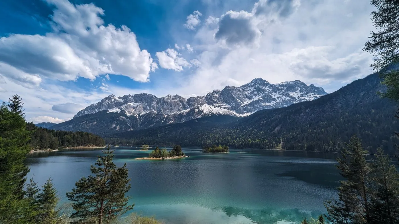 Horské jezero s ostrůvky pod zasněženými vrcholy