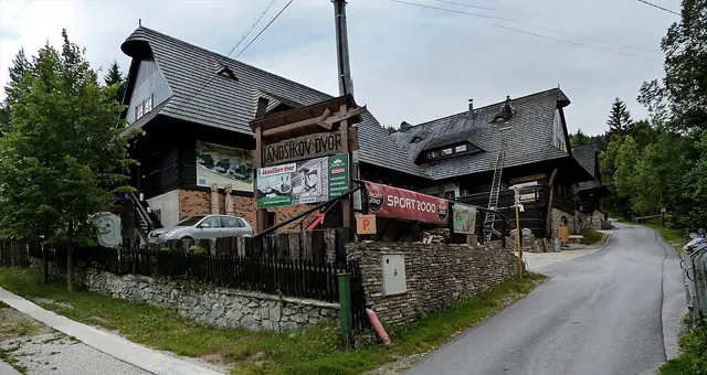 Pobyt v dřevěnicích v Malé Fatře: wellness, strava i golf