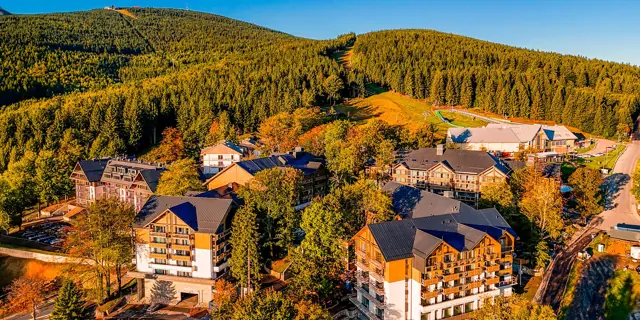 Resort v polských Jizerkách u lanovky, s wellness a aquaparkem i akce 2 děti…