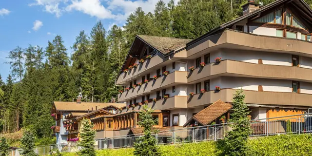 Dolomity: hotel blízko svahu, strava, bazén i Guest Card