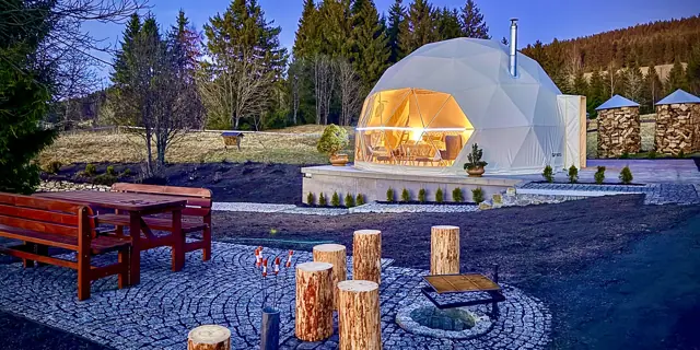 Glamping v Krušných horách: vybavený stan se saunou