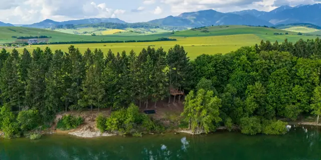 Domek na stromě s výhledem na Liptovskou Maru