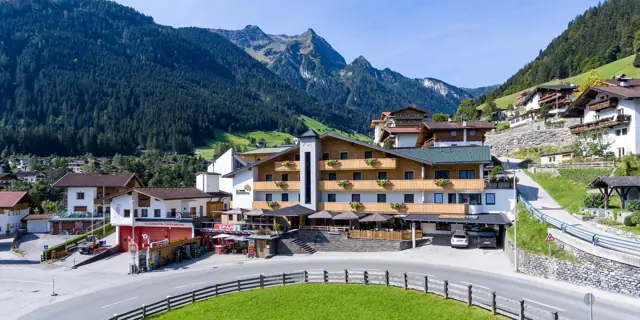 Letní Zillertal: horský hotel s polopenzí a saunami